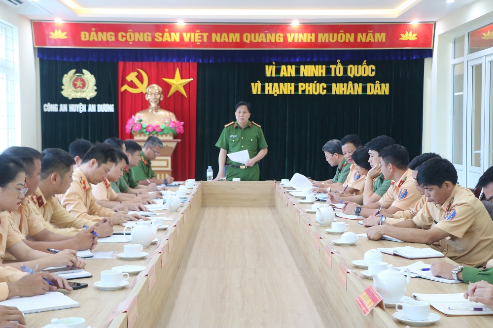 Đại tá Bùi Trung Thành - Phó Giám đốc CATP, kiểm tra chuyên đề CSGT Công an huyện An Dương